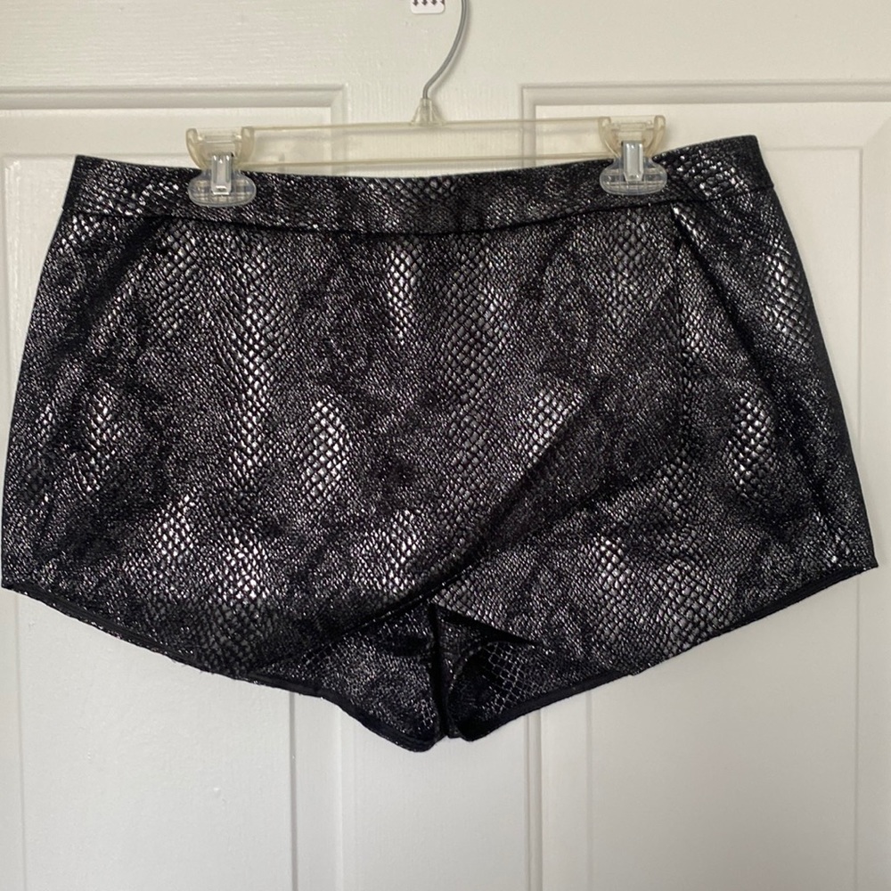 EXPRESS SKIRT SHORT SKORT SIZE 12 METALLIC SNAKE SKIN BLACK AND SILVER